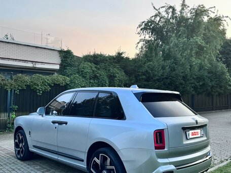 2024 Rolls-Royce Cullinan I (Series I), серебристый, 34450000 рублей, вид 4