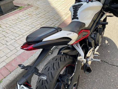 2018 Triumph Street Triple, белый, 790000 рублей, вид 5
