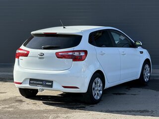2013 Kia Rio 5-speed III, белый, 690000 рублей, вид 4