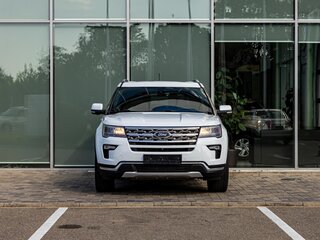 2018 Ford Explorer V Рестайлинг, белый, 2335000 рублей, вид 2