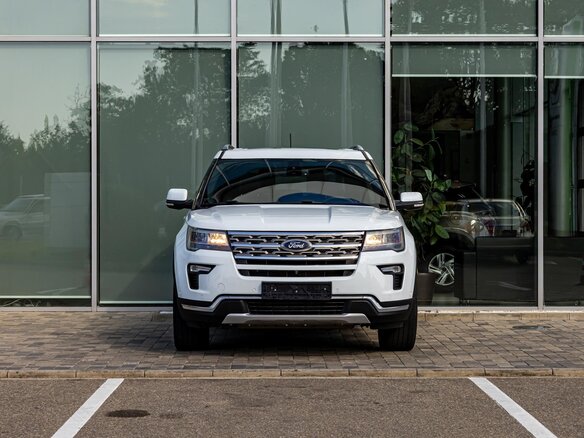 2018 Ford Explorer V Рестайлинг, белый, 2335000 рублей - вид 1