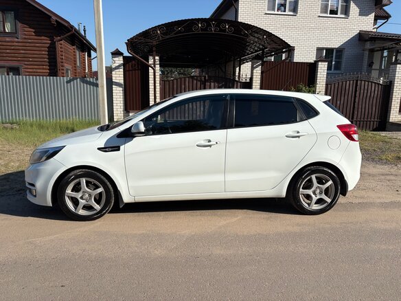 2015 Kia Rio III Рестайлинг, белый - вид 9