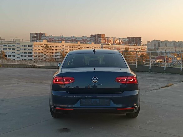 2021 Volkswagen Passat B8 Рестайлинг, синий, 2399000 рублей - вид 5