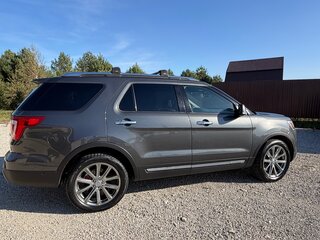 2017 Ford Explorer V Рестайлинг, серый, 2490000 рублей, вид 2