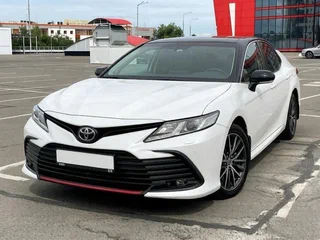 2022 Toyota Camry VIII (XV70) Рестайлинг, белый, 3100000 рублей, вид 3