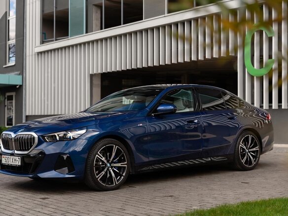 2023 BMW 5 серии 520d xDrive VIII (G60/G61/G68), синий, 7350000 рублей - вид 1