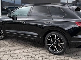 2025 Volkswagen Touareg III Рестайлинг, чёрный, 7700000 рублей, вид 3