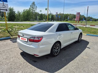 2017 Toyota Camry VII (XV50) Рестайлинг 2, белый, 2350000 рублей, вид 4