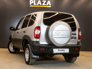 2010 Chevrolet Niva I Рестайлинг, серебристый, 480000 рублей, вид 4
