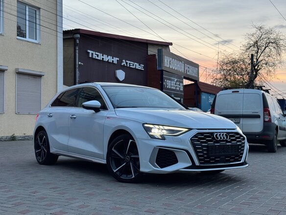 2023 Audi A3 Sportback 35 TFSI IV (8Y), белый, 2450000 рублей - вид 2