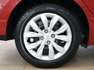 2021 Hyundai Solaris II Рестайлинг, красный, 1630000 рублей, вид 5