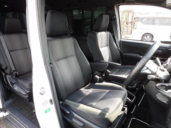 2021 Toyota Voxy III (R80) Рестайлинг, белый, 2010000 рублей - вид 6