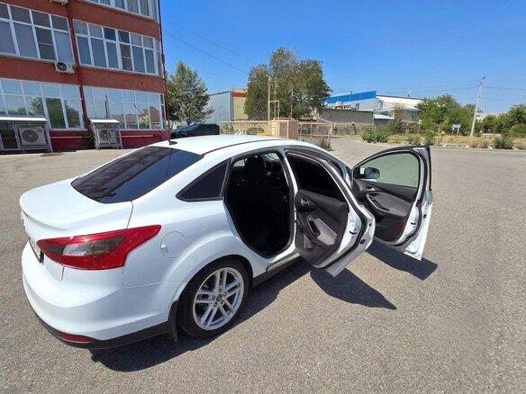 2013 Ford Focus III, белый, 750000 рублей - вид 3