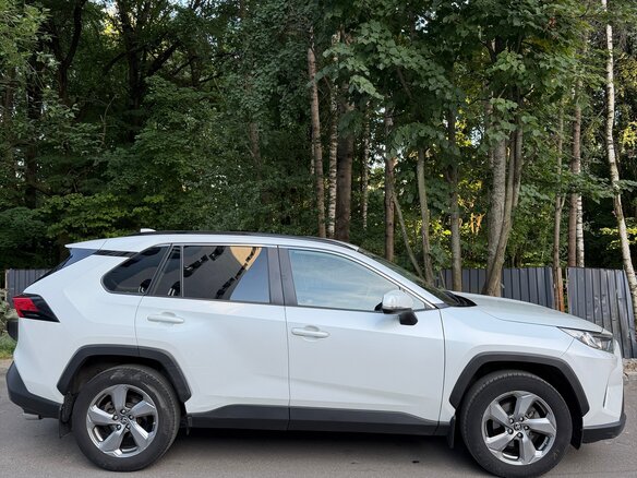 2020 Toyota RAV4 V (XA50), белый - вид 3