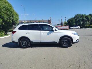 2019 Mitsubishi Outlander III Рестайлинг 3, белый, 1860000 рублей, вид 4