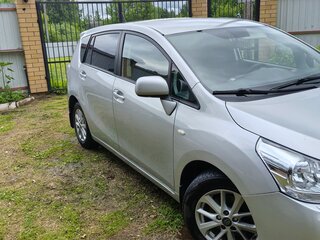 2010 Toyota Verso I, серебристый, 1000000 рублей, вид 2