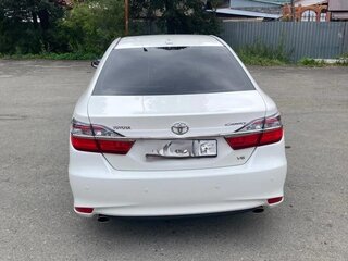 2017 Toyota Camry VII (XV50) Рестайлинг, белый, 2350000 рублей, вид 4