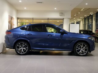 2021 BMW X6 40d III (G06), синий, 7790000 рублей, вид 4