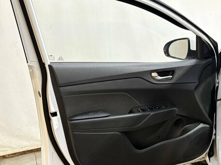 2019 Hyundai Solaris II, белый, 630000 рублей, вид 5