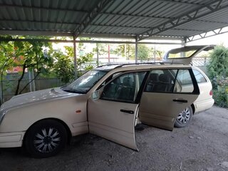 1998 Mercedes-Benz E-Класс 220 II (W210, S210), бежевый, 520000 рублей, вид 3