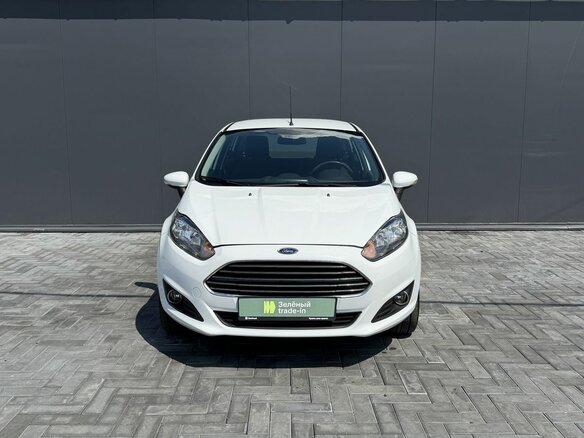2015 Ford Fiesta Mk6 Рестайлинг, белый, 845000 рублей - вид 2
