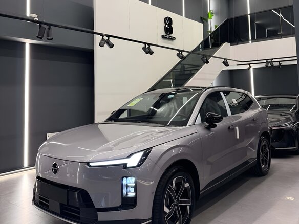 2025 Volvo XC70 III, серый
