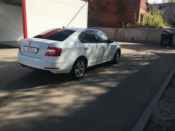 2017 Skoda Octavia III (A7) Рестайлинг, белый, 1350000 рублей - вид 3