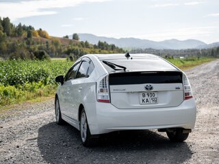 2011 Toyota Prius III Рестайлинг (XW30), белый, 1300000 рублей, вид 4