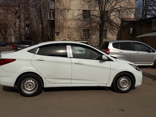 2013 Hyundai Solaris I, белый, 750000 рублей, вид 3