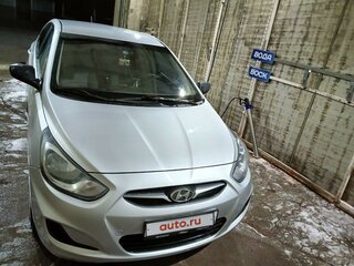 2013 Hyundai Solaris I, серебристый, 750000 рублей, вид 3