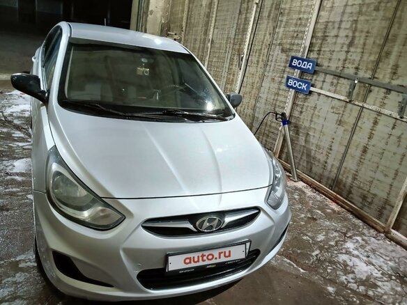 2013 Hyundai Solaris I, серебристый, 750000 рублей - вид 2