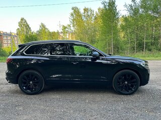 2018 Volkswagen Touareg III, чёрный, 5280000 рублей, вид 3