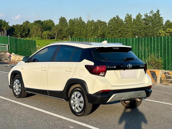 2021 Toyota Yaris L XP150 Рестайлинг, белый - вид 2