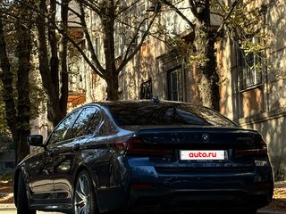 2020 BMW 5 серии M550i xDrive VII (G30/G31/G38) Рестайлинг, синий, 7950000 рублей, вид 5