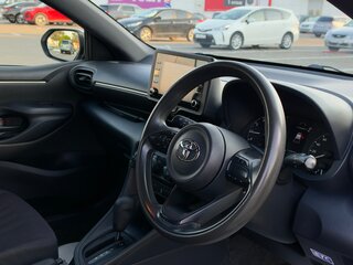 2020 Toyota Yaris IV, белый, 1230000 рублей, вид 4