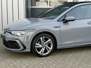 2023 Volkswagen Golf VIII, серый, 1856000 рублей, вид 4