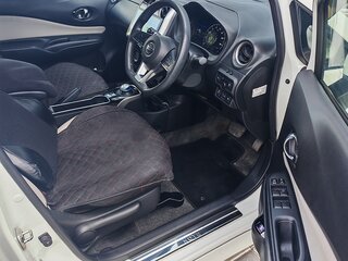 2018 Nissan Note e-Power II Рестайлинг, белый, 1450000 рублей, вид 5