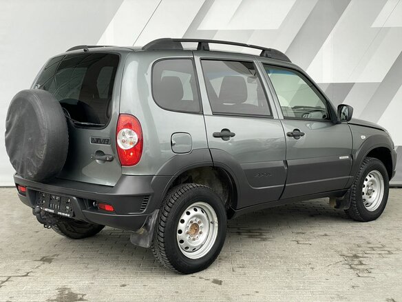 2017 Chevrolet Niva I Рестайлинг, серый, 625000 рублей - вид 4