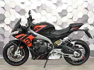 2023 Aprilia Tuono 660, чёрный, 1177000 рублей, вид 4