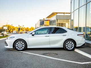 2019 Toyota Camry VIII (XV70), белый, 2898000 рублей, вид 4