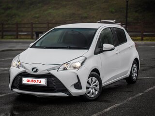 2017 Toyota Vitz III (XP130) Рестайлинг 2, белый, 879000 рублей, вид 1
