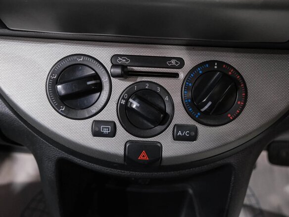 2010 Nissan Note I Рестайлинг, серебристый, 679000 рублей - вид 15