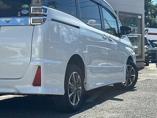 2018 Toyota Voxy III (R80) Рестайлинг, белый, 2250000 рублей, вид 5