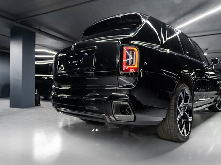 2026 Rolls-Royce Cullinan Black Badge I Рестайлинг (Series II), чёрный, 75000000 рублей, вид 4