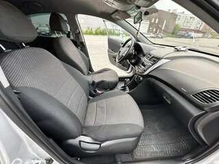 2015 Hyundai Solaris I Рестайлинг, серебристый, 895000 рублей, вид 5