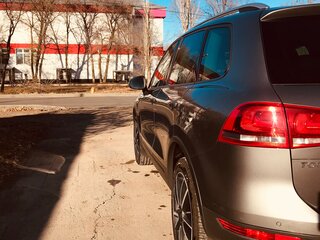 2010 Volkswagen Touareg II, серый, 1650000 рублей, вид 4