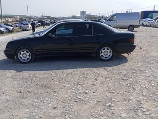 2001 Mercedes-Benz E-Класс 220 II (W210, S210) Рестайлинг, чёрный, 265000 рублей, вид 1