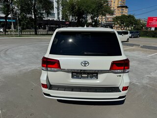 2019 Toyota Land Cruiser 200 Series Рестайлинг 2, белый, 8990000 рублей, вид 5