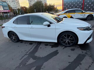 2022 Toyota Camry VIII (XV70) Рестайлинг, белый, 2100000 рублей, вид 3