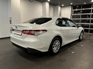 2021 Toyota Camry VIII (XV70) Рестайлинг, белый, 3290000 рублей, вид 3